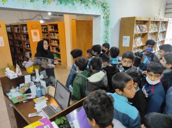 بازدید دانش آموزان در هفته کتاب